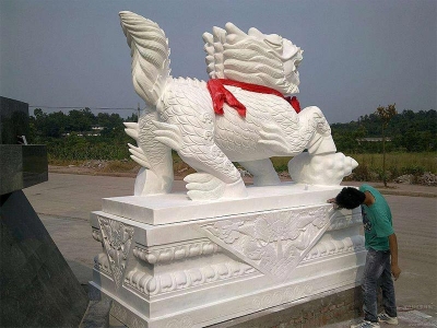 汉白玉石雕狮子打磨